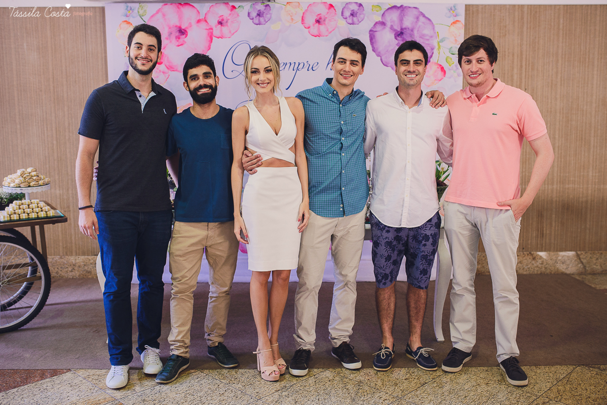 festa de casamento civil externo, o juíz de pais foi no local, na Praia da Costa, Vila Velha, noivos apaixonados, após 10 anos de namoro se casaram, decoração de Melina Pitanga