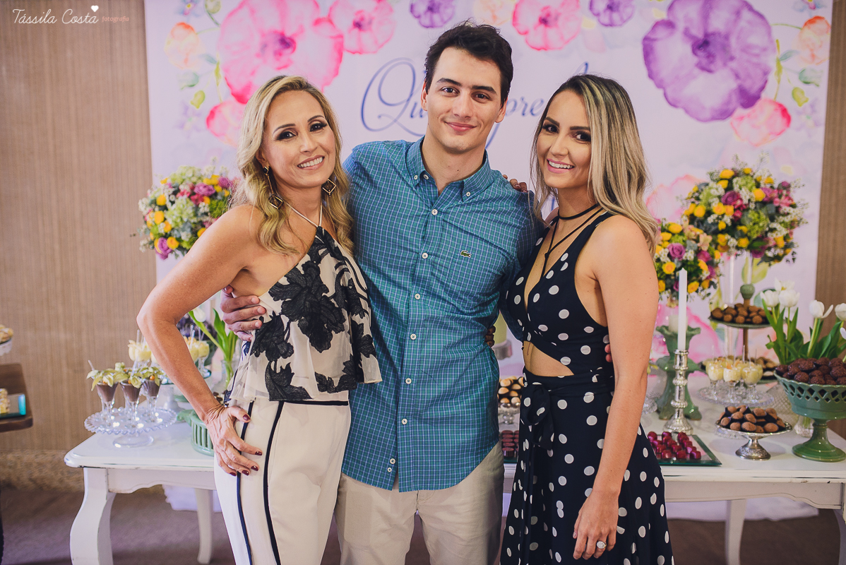 festa de casamento civil externo, o juíz de pais foi no local, na Praia da Costa, Vila Velha, noivos apaixonados, após 10 anos de namoro se casaram, decoração de Melina Pitanga