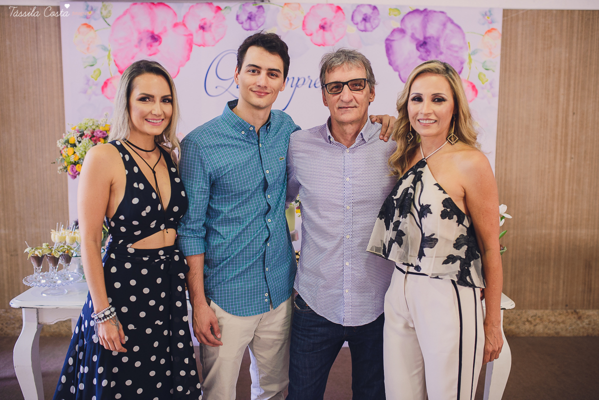 festa de casamento civil externo, o juíz de pais foi no local, na Praia da Costa, Vila Velha, noivos apaixonados, após 10 anos de namoro se casaram, decoração de Melina Pitanga