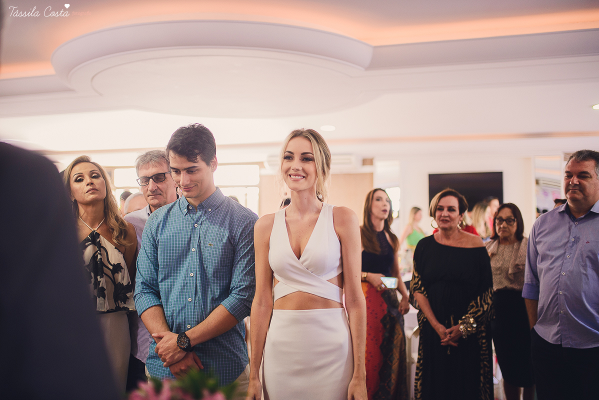 festa de casamento civil externo, o juíz de pais foi no local, na Praia da Costa, Vila Velha, noivos apaixonados, após 10 anos de namoro se casaram, decoração de Melina Pitanga