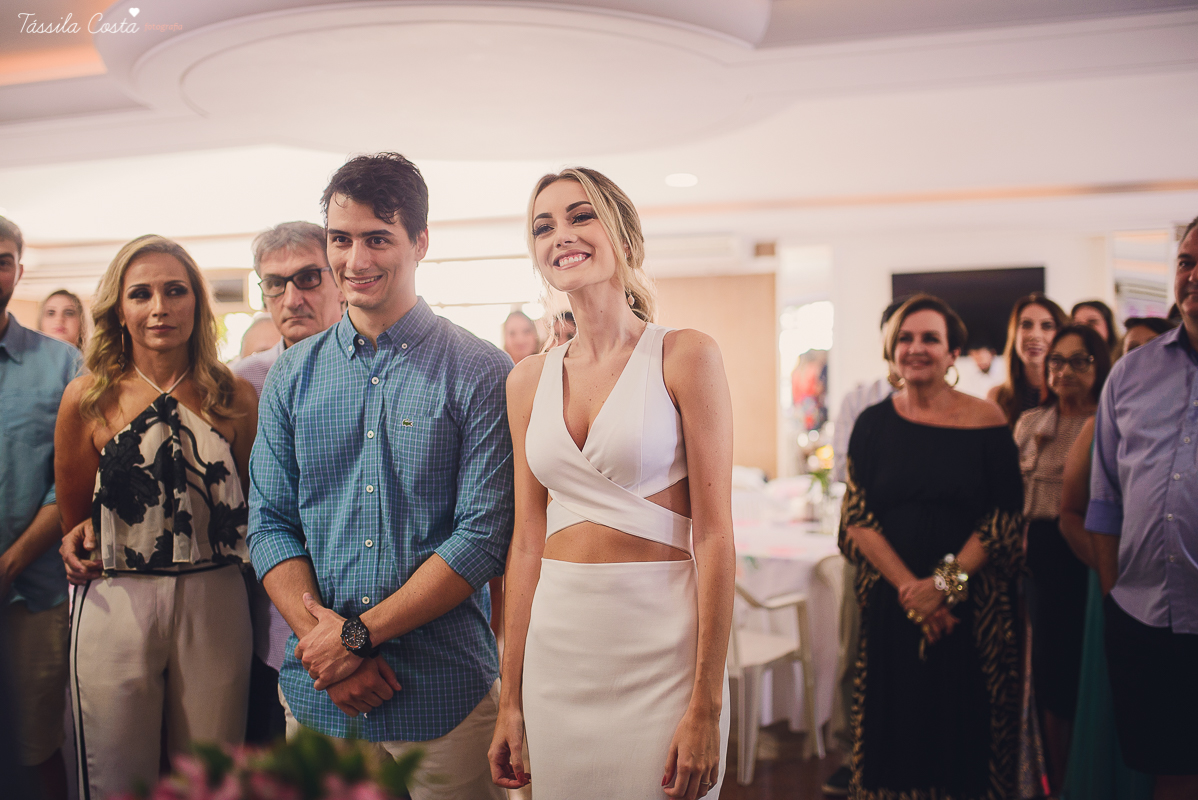 festa de casamento civil externo, o juíz de pais foi no local, na Praia da Costa, Vila Velha, noivos apaixonados, após 10 anos de namoro se casaram, decoração de Melina Pitanga