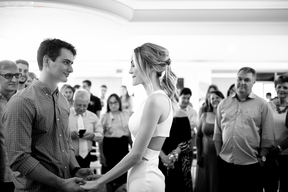 festa de casamento civil externo, o juíz de pais foi no local, na Praia da Costa, Vila Velha, noivos apaixonados, após 10 anos de namoro se casaram, decoração de Melina Pitanga