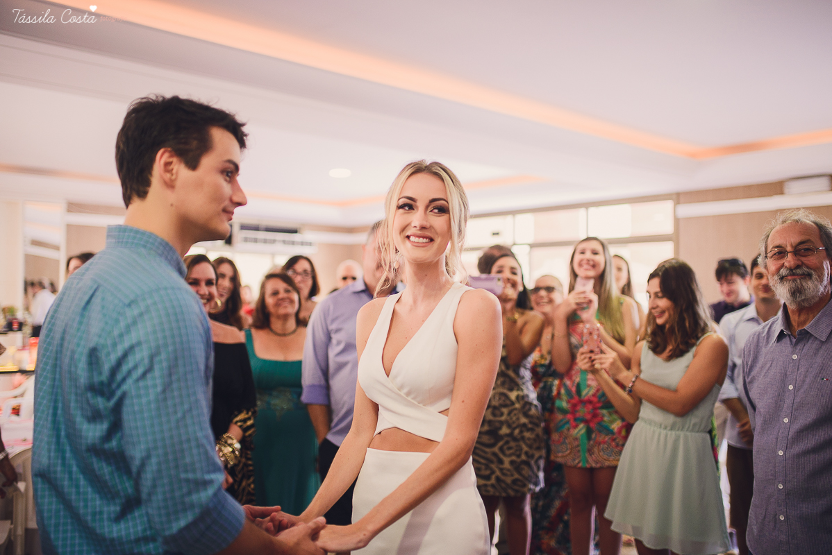 festa de casamento civil externo, o juíz de pais foi no local, na Praia da Costa, Vila Velha, noivos apaixonados, após 10 anos de namoro se casaram, decoração de Melina Pitanga