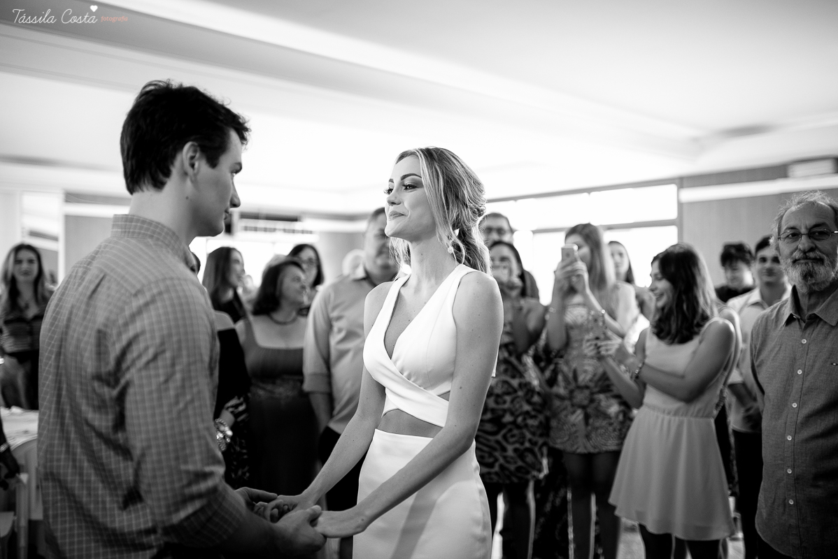 festa de casamento civil externo, o juíz de pais foi no local, na Praia da Costa, Vila Velha, noivos apaixonados, após 10 anos de namoro se casaram, decoração de Melina Pitanga