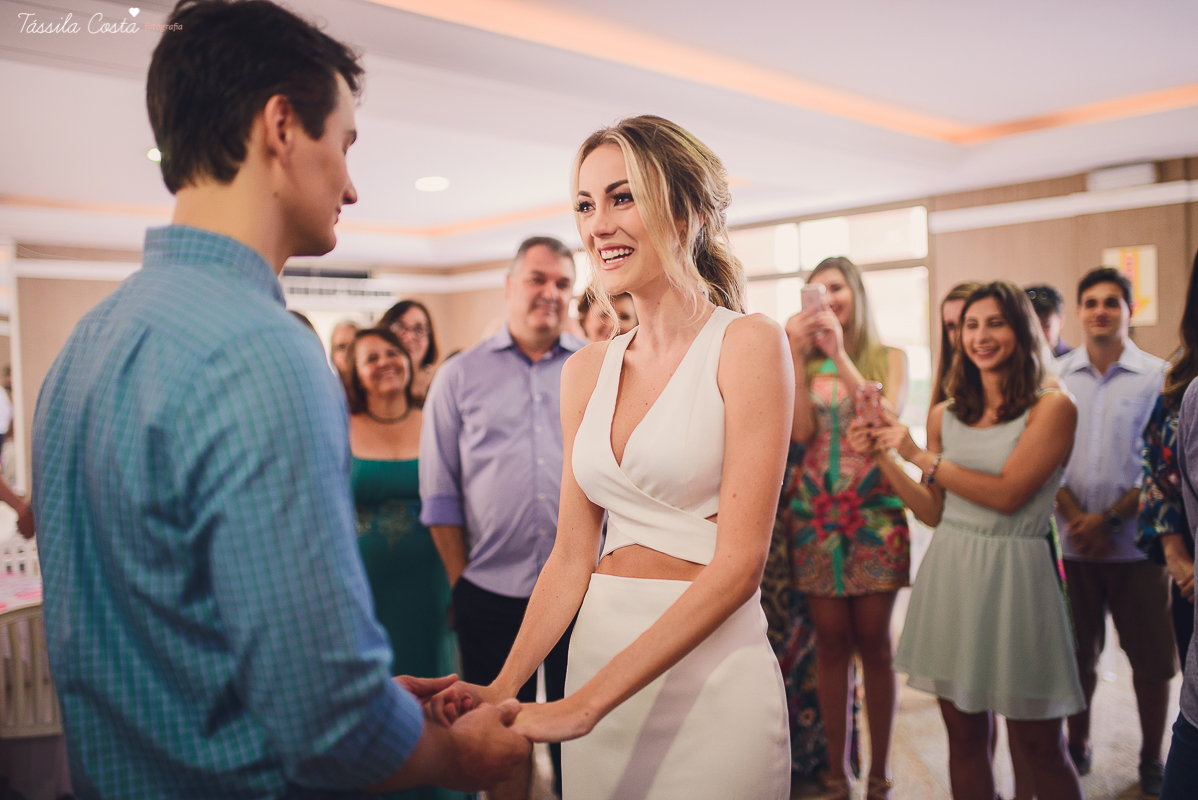 festa de casamento civil externo, o juíz de pais foi no local, na Praia da Costa, Vila Velha, noivos apaixonados, após 10 anos de namoro se casaram, decoração de Melina Pitanga