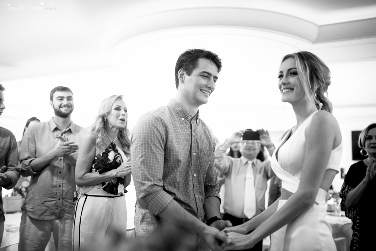 festa de casamento civil externo, o juíz de pais foi no local, na Praia da Costa, Vila Velha, noivos apaixonados, após 10 anos de namoro se casaram, decoração de Melina Pitanga