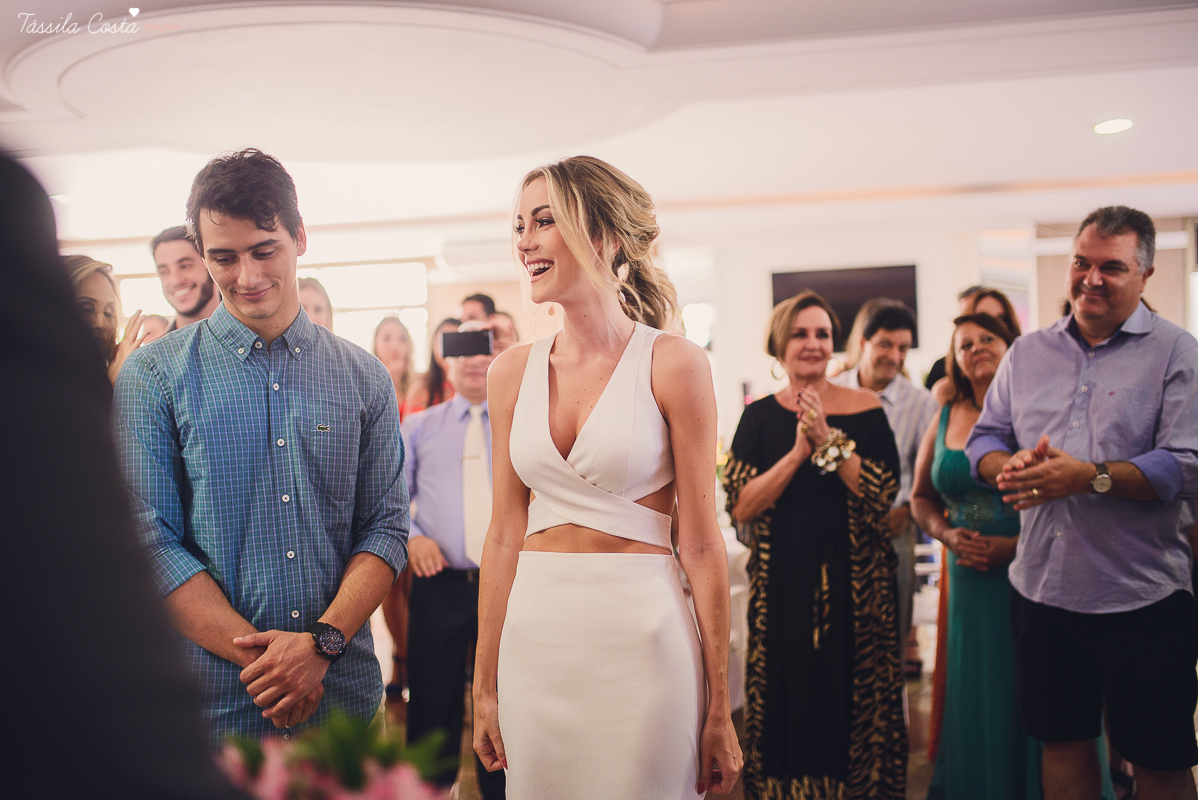 festa de casamento civil externo, o juíz de pais foi no local, na Praia da Costa, Vila Velha, noivos apaixonados, após 10 anos de namoro se casaram, decoração de Melina Pitanga
