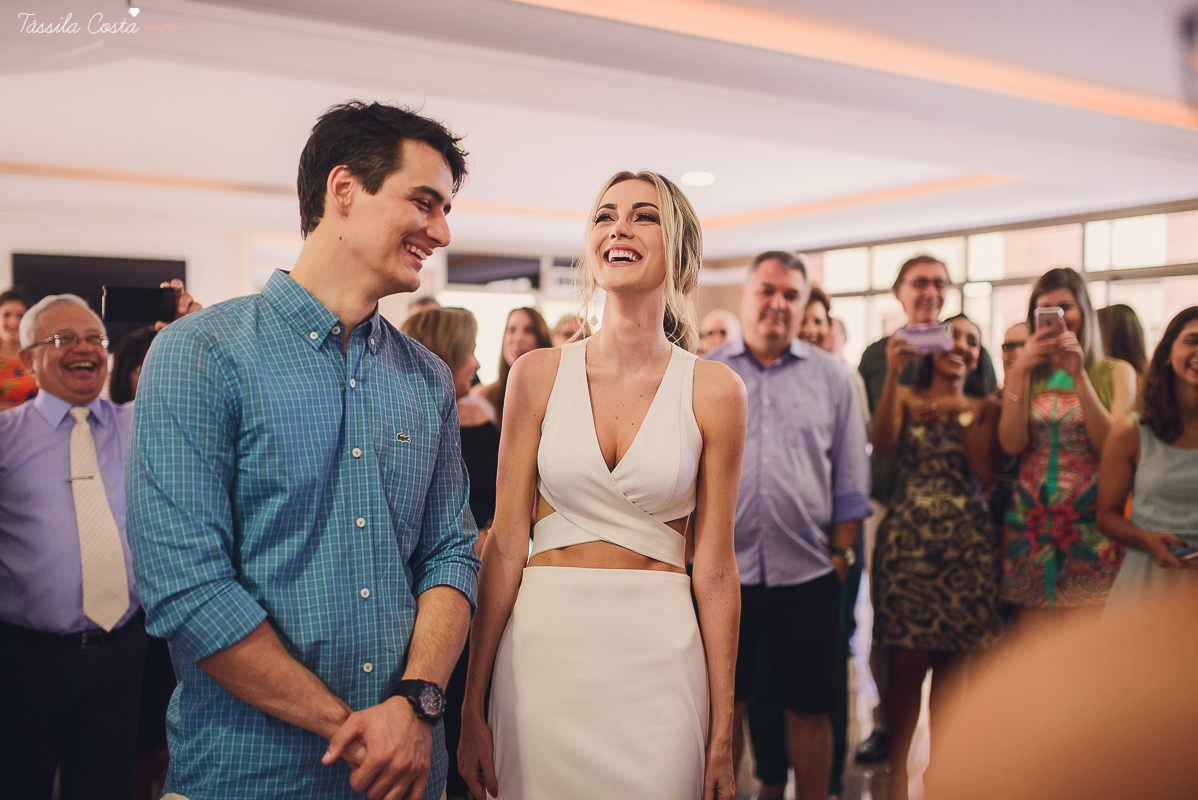 festa de casamento civil externo, o juíz de pais foi no local, na Praia da Costa, Vila Velha, noivos apaixonados, após 10 anos de namoro se casaram, decoração de Melina Pitanga