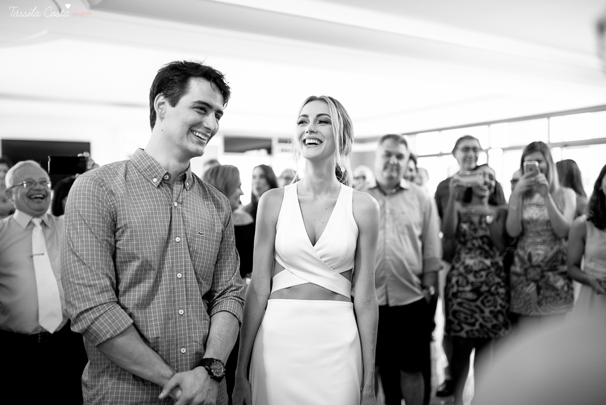 festa de casamento civil externo, o juíz de pais foi no local, na Praia da Costa, Vila Velha, noivos apaixonados, após 10 anos de namoro se casaram, decoração de Melina Pitanga