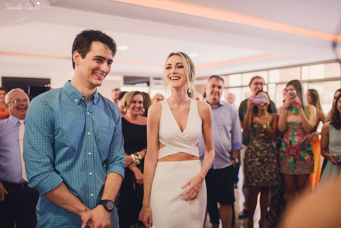 festa de casamento civil externo, o juíz de pais foi no local, na Praia da Costa, Vila Velha, noivos apaixonados, após 10 anos de namoro se casaram, decoração de Melina Pitanga