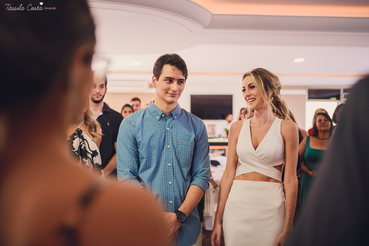 festa de casamento civil externo, o juíz de pais foi no local, na Praia da Costa, Vila Velha, noivos apaixonados, após 10 anos de namoro se casaram, decoração de Melina Pitanga