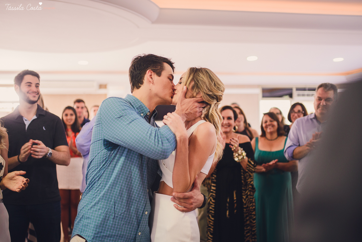 festa de casamento civil externo, o juíz de pais foi no local, na Praia da Costa, Vila Velha, noivos apaixonados, após 10 anos de namoro se casaram, decoração de Melina Pitanga