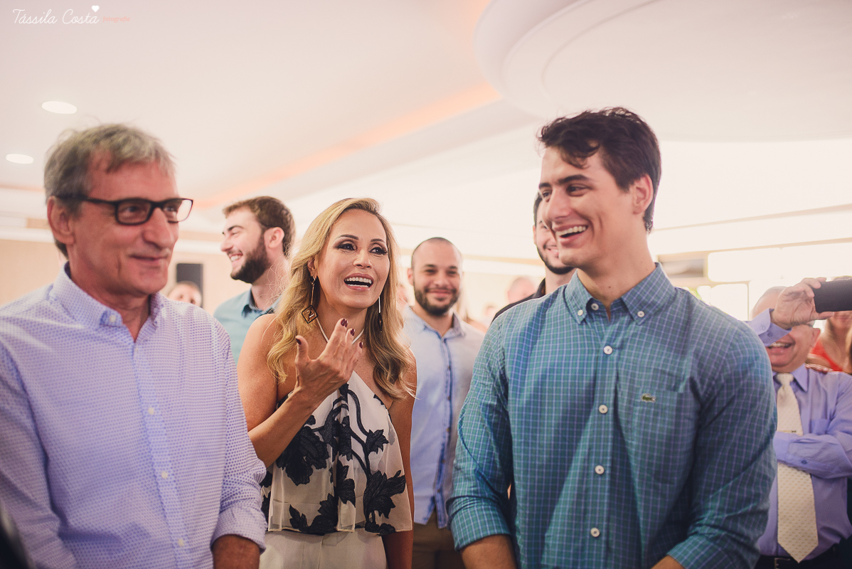 festa de casamento civil externo, o juíz de pais foi no local, na Praia da Costa, Vila Velha, noivos apaixonados, após 10 anos de namoro se casaram, decoração de Melina Pitanga