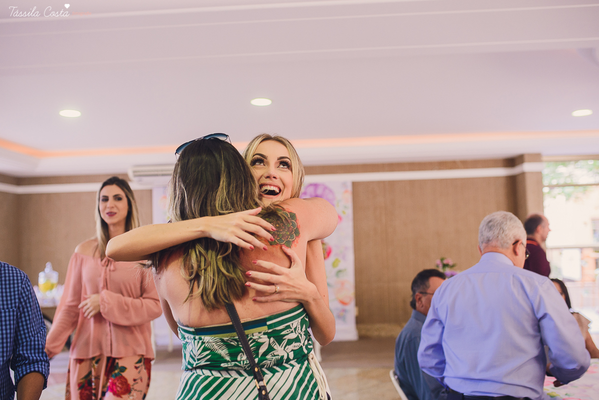 festa de casamento civil externo, o juíz de pais foi no local, na Praia da Costa, Vila Velha, noivos apaixonados, após 10 anos de namoro se casaram, decoração de Melina Pitanga