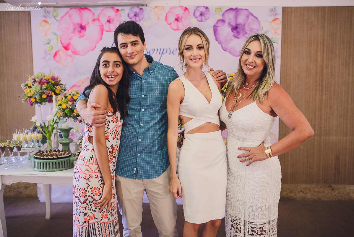 festa de casamento civil externo, o juíz de pais foi no local, na Praia da Costa, Vila Velha, noivos apaixonados, após 10 anos de namoro se casaram, decoração de Melina Pitanga