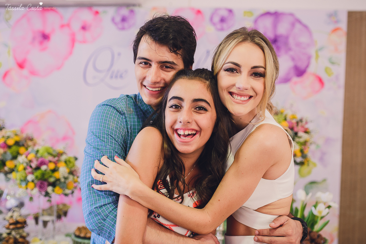 festa de casamento civil externo, o juíz de pais foi no local, na Praia da Costa, Vila Velha, noivos apaixonados, após 10 anos de namoro se casaram, decoração de Melina Pitanga