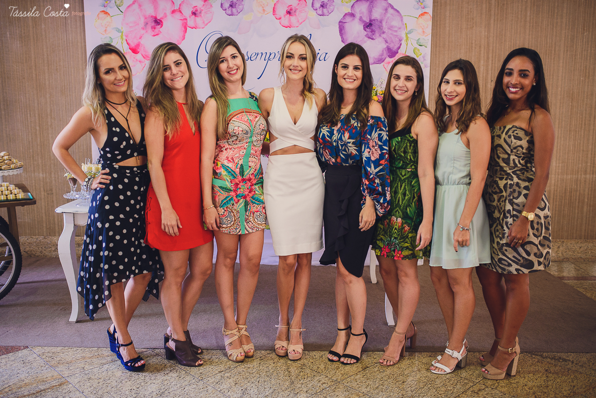 festa de casamento civil externo, o juíz de pais foi no local, na Praia da Costa, Vila Velha, noivos apaixonados, após 10 anos de namoro se casaram, decoração de Melina Pitanga