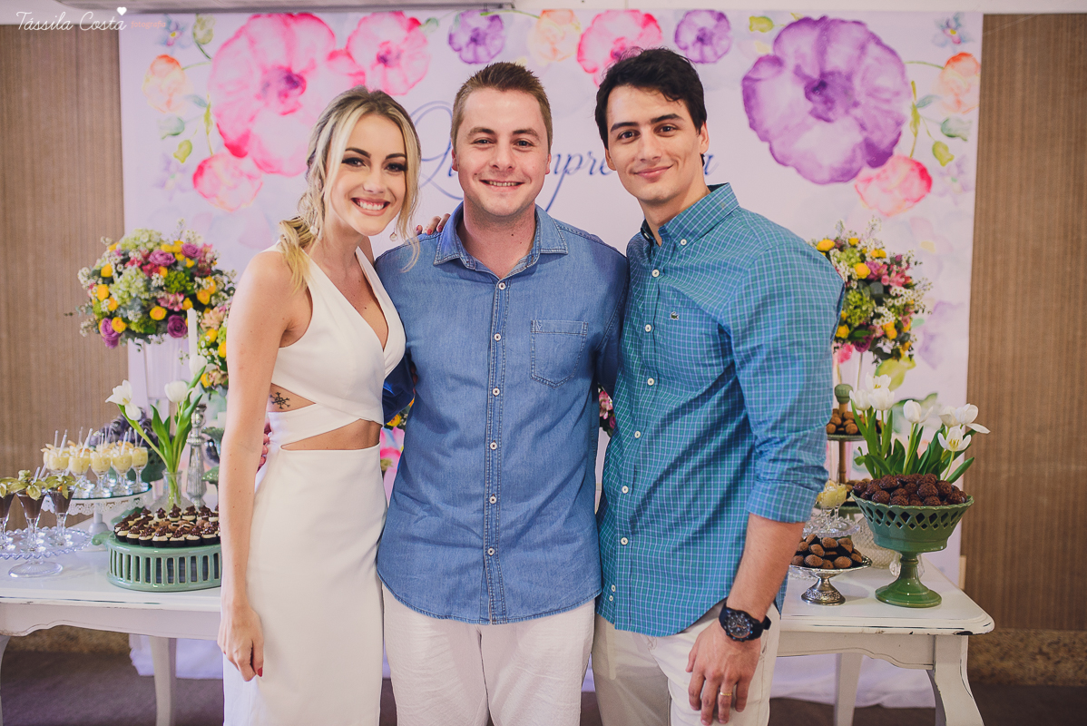 festa de casamento civil externo, o juíz de pais foi no local, na Praia da Costa, Vila Velha, noivos apaixonados, após 10 anos de namoro se casaram, decoração de Melina Pitanga