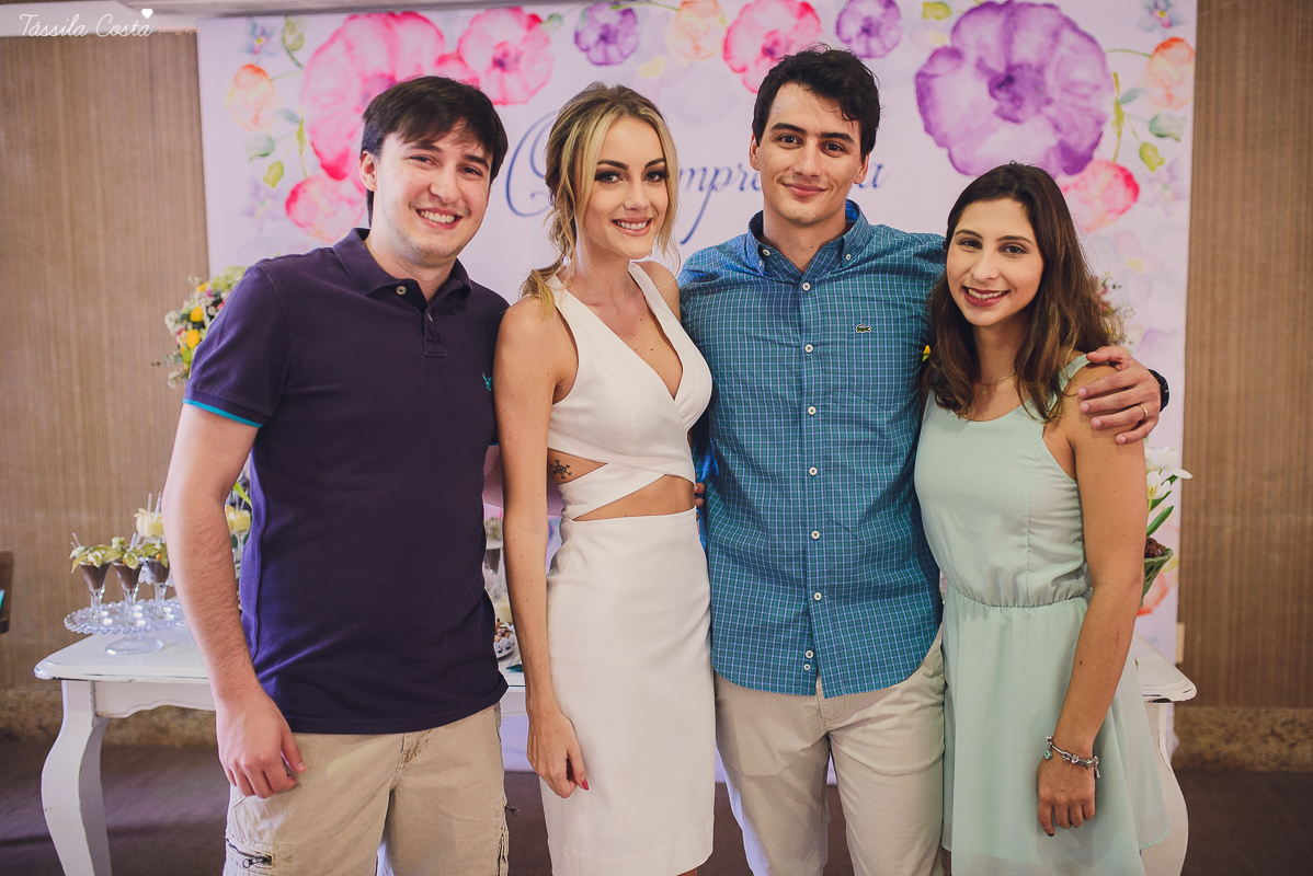 festa de casamento civil externo, o juíz de pais foi no local, na Praia da Costa, Vila Velha, noivos apaixonados, após 10 anos de namoro se casaram, decoração de Melina Pitanga