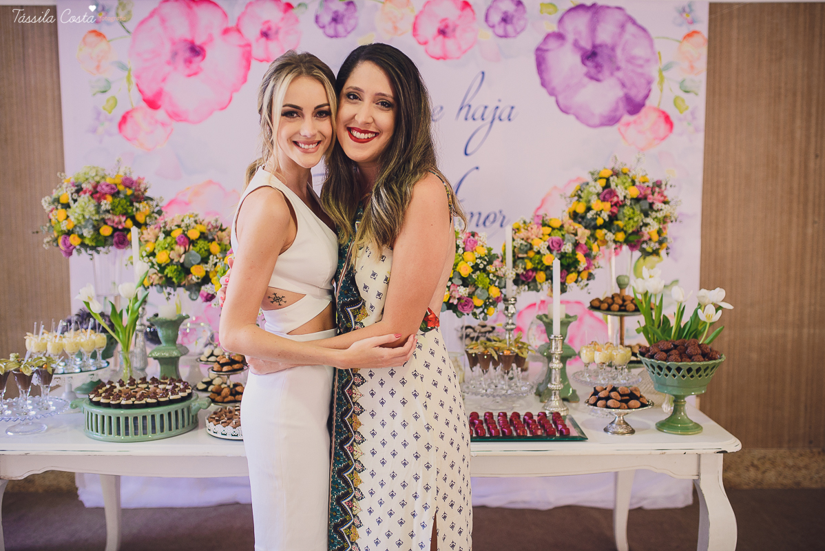 festa de casamento civil externo, o juíz de pais foi no local, na Praia da Costa, Vila Velha, noivos apaixonados, após 10 anos de namoro se casaram, decoração de Melina Pitanga