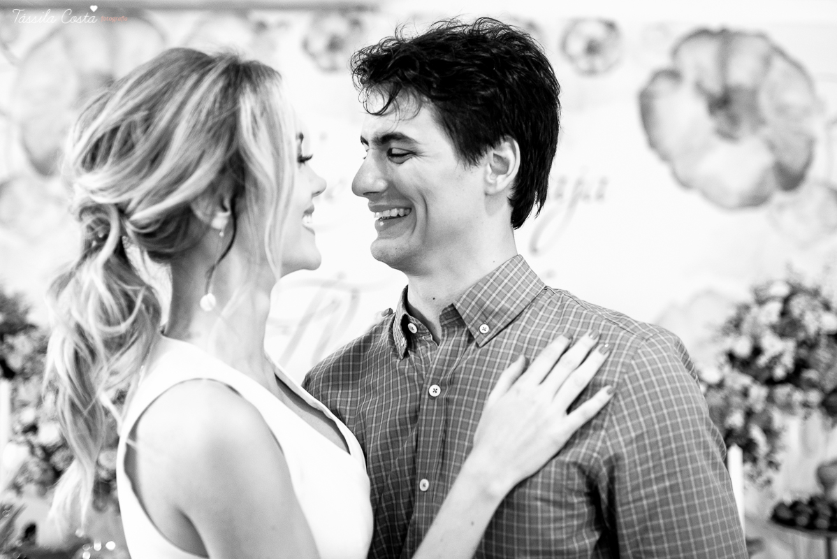 festa de casamento civil externo, o juíz de pais foi no local, na Praia da Costa, Vila Velha, noivos apaixonados, após 10 anos de namoro se casaram, decoração de Melina Pitanga