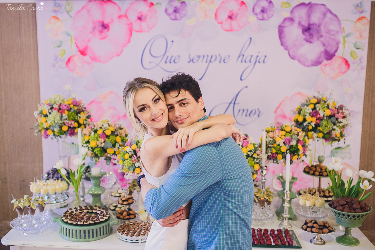 festa de casamento civil externo, o juíz de pais foi no local, na Praia da Costa, Vila Velha, noivos apaixonados, após 10 anos de namoro se casaram, decoração de Melina Pitanga