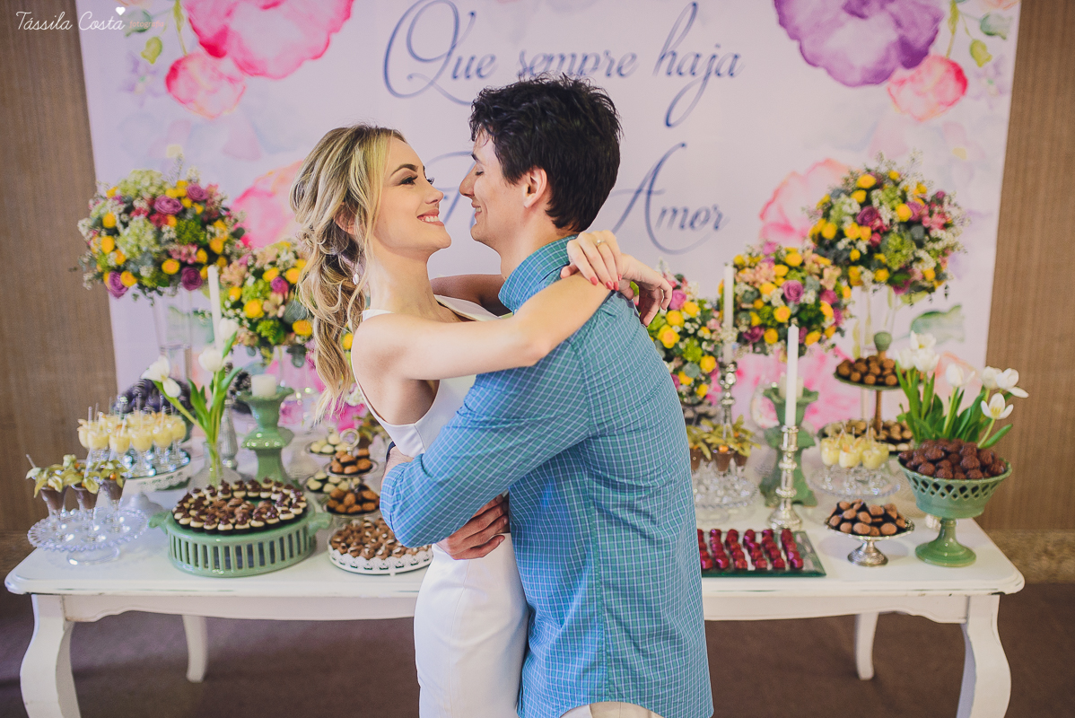 festa de casamento civil externo, o juíz de pais foi no local, na Praia da Costa, Vila Velha, noivos apaixonados, após 10 anos de namoro se casaram, decoração de Melina Pitanga