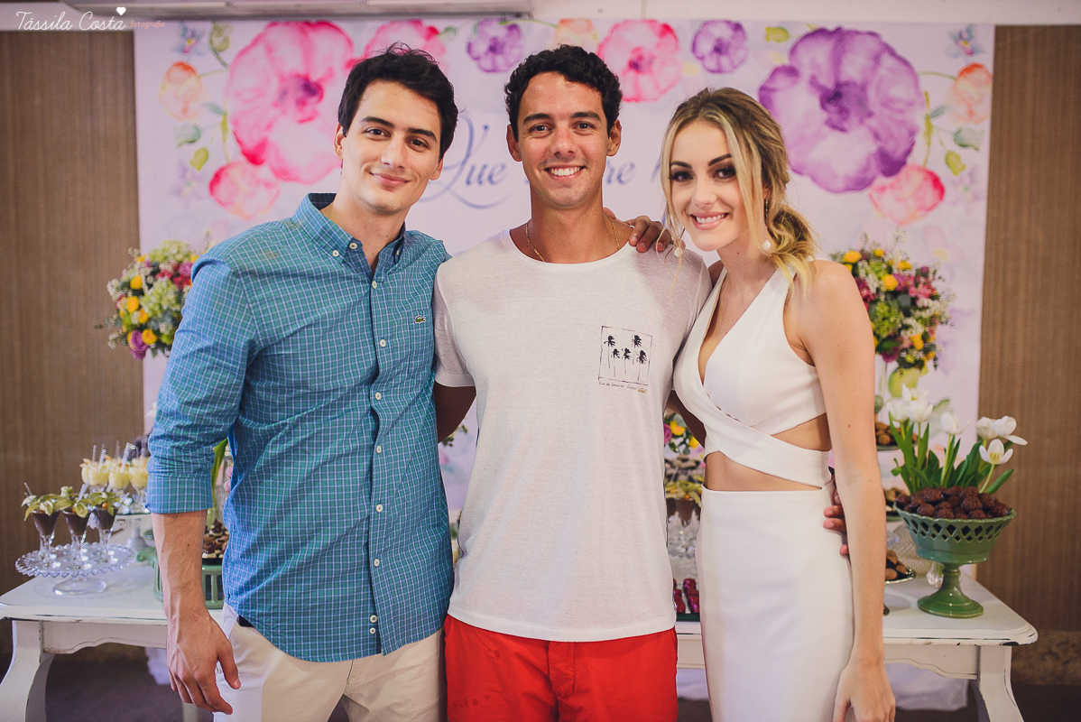 festa de casamento civil externo, o juíz de pais foi no local, na Praia da Costa, Vila Velha, noivos apaixonados, após 10 anos de namoro se casaram, decoração de Melina Pitanga