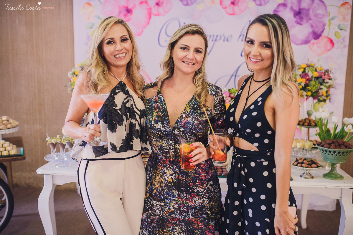 festa de casamento civil externo, o juíz de pais foi no local, na Praia da Costa, Vila Velha, noivos apaixonados, após 10 anos de namoro se casaram, decoração de Melina Pitanga