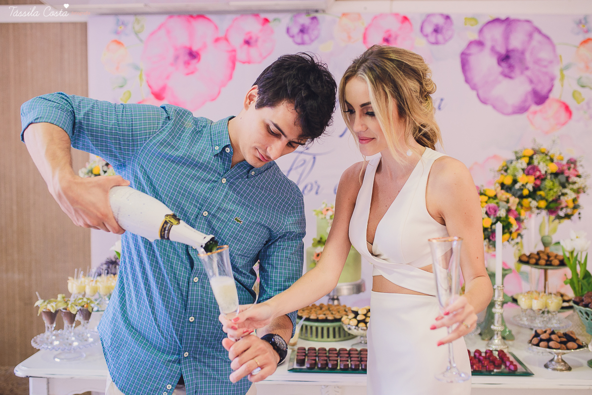 festa de casamento civil externo, o juíz de pais foi no local, na Praia da Costa, Vila Velha, noivos apaixonados, após 10 anos de namoro se casaram, decoração de Melina Pitanga