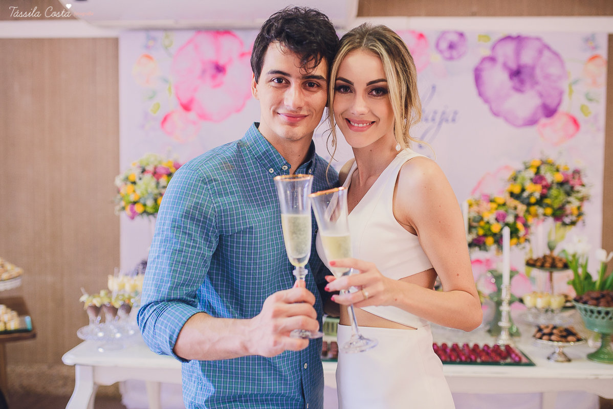 festa de casamento civil externo, o juíz de pais foi no local, na Praia da Costa, Vila Velha, noivos apaixonados, após 10 anos de namoro se casaram, decoração de Melina Pitanga