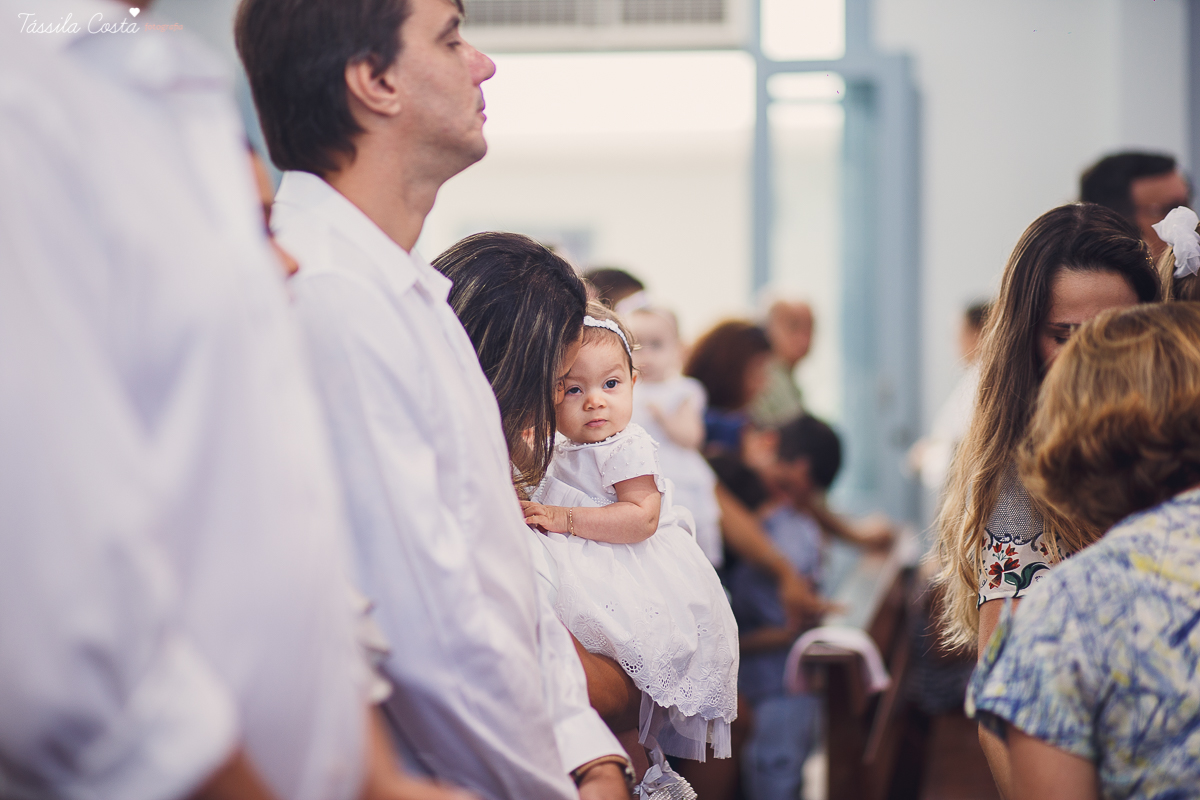 fotografia de batizado em vila velha es, fotos inesquecíveis e lindas do batizado, momento muito importante para toda a família, vestido para batizado lindo, decoração para almoço de batizado