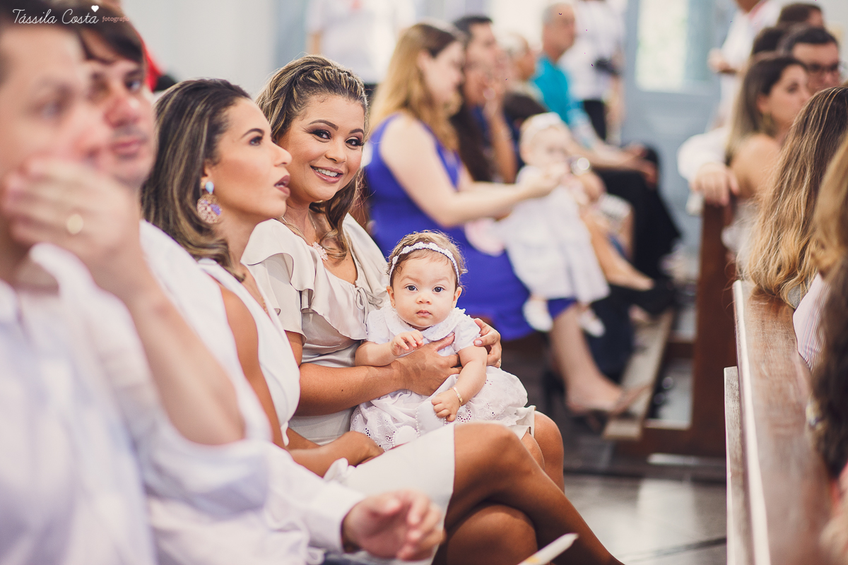 fotografia de batizado em vila velha es, fotos inesquecíveis e lindas do batizado, momento muito importante para toda a família, vestido para batizado lindo, decoração para almoço de batizado