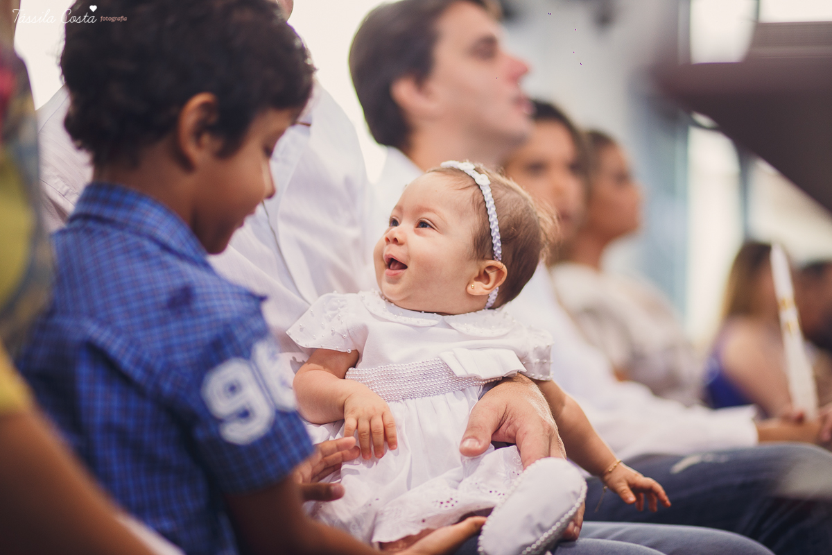fotografia de batizado em vila velha es, fotos inesquecíveis e lindas do batizado, momento muito importante para toda a família, vestido para batizado lindo, decoração para almoço de batizado