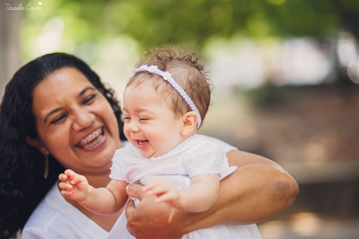 fotografia de batizado em vila velha es, fotos inesquecíveis e lindas do batizado, momento muito importante para toda a família, vestido para batizado lindo, decoração para almoço de batizado