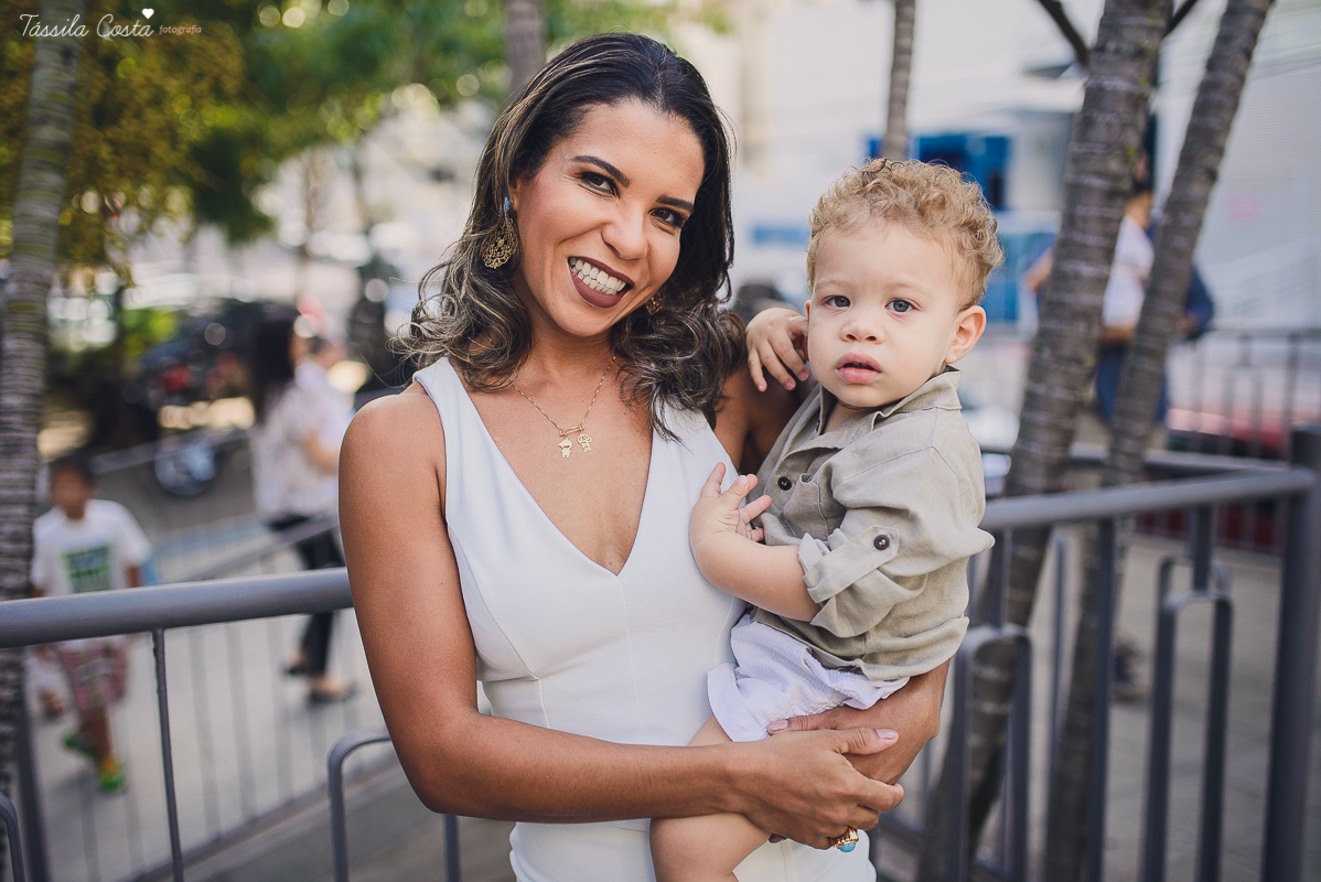 fotografia de batizado em vila velha es, fotos inesquecíveis e lindas do batizado, momento muito importante para toda a família, vestido para batizado lindo, decoração para almoço de batizado