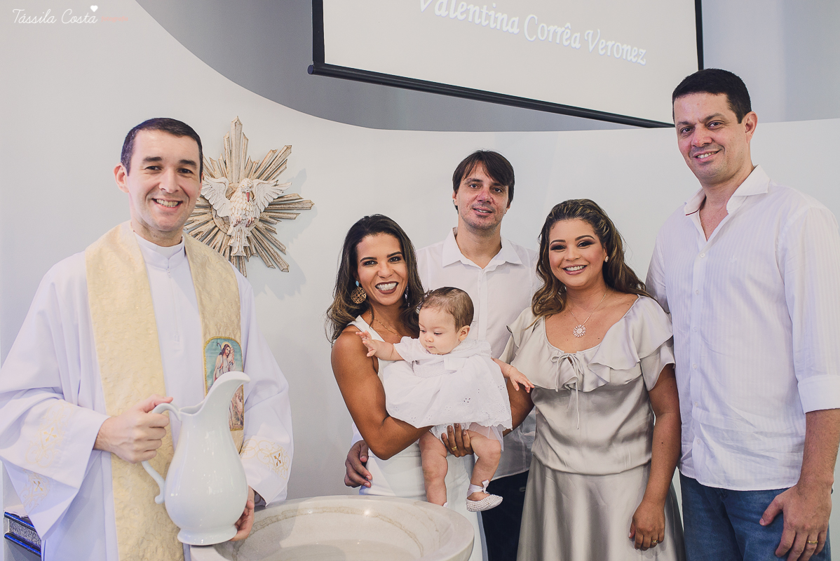fotografia de batizado em vila velha es, fotos inesquecíveis e lindas do batizado, momento muito importante para toda a família, vestido para batizado lindo, decoração para almoço de batizado