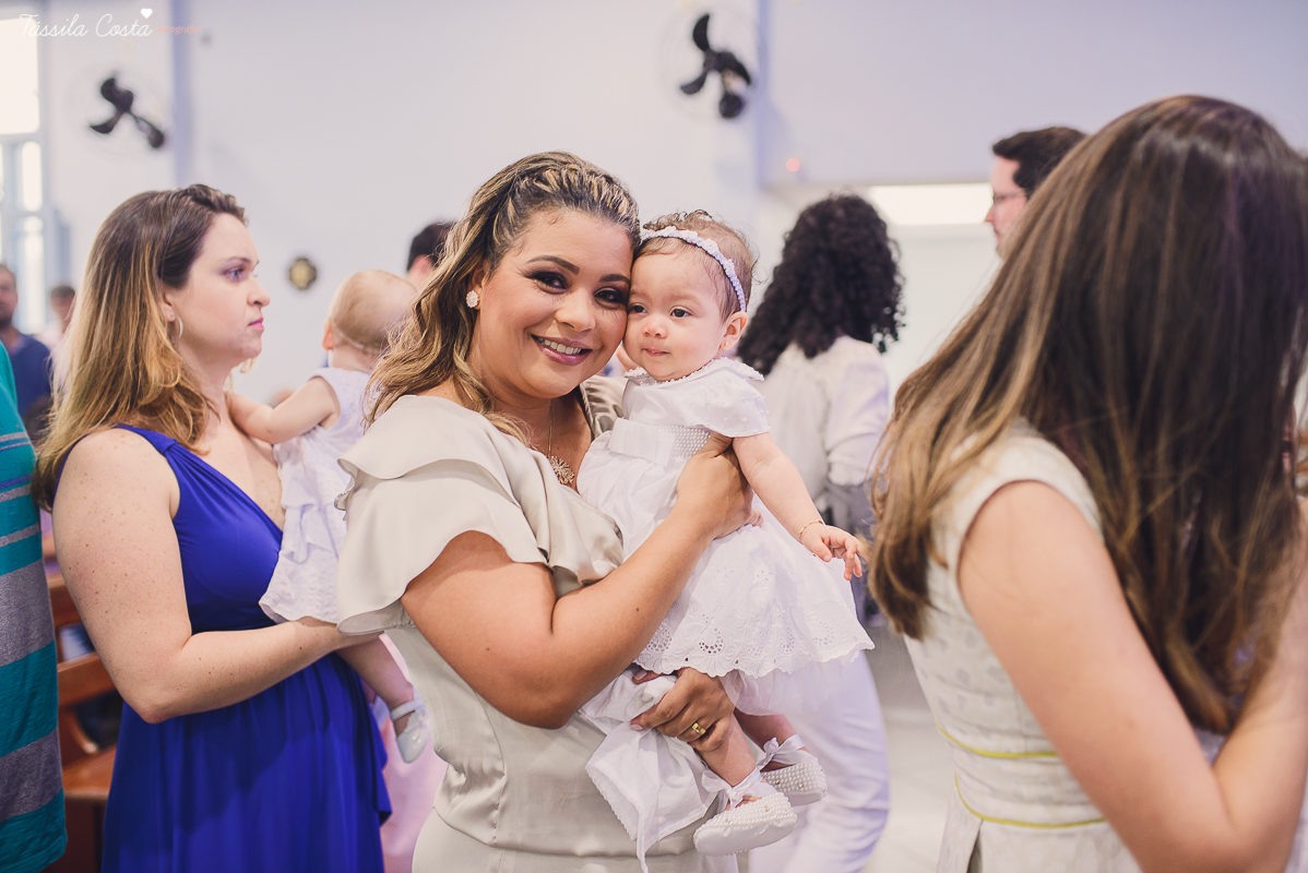 fotografia de batizado em vila velha es, fotos inesquecíveis e lindas do batizado, momento muito importante para toda a família, vestido para batizado lindo, decoração para almoço de batizado