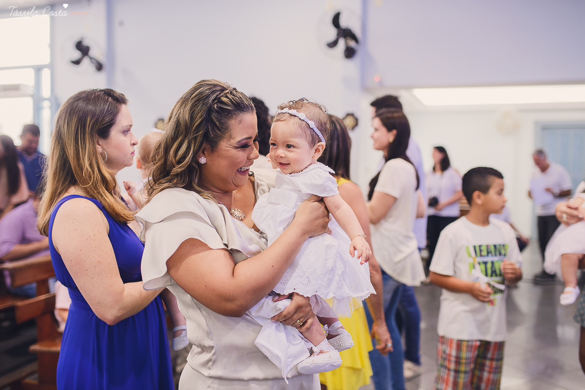 fotografia de batizado em vila velha es, fotos inesquecíveis e lindas do batizado, momento muito importante para toda a família, vestido para batizado lindo, decoração para almoço de batizado