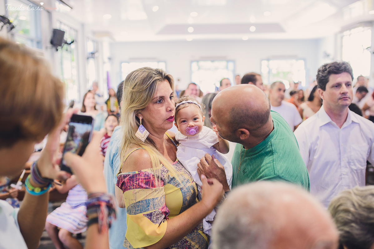 fotografia de batizado em vila velha es, fotos inesquecíveis e lindas do batizado, momento muito importante para toda a família, vestido para batizado lindo, decoração para almoço de batizado