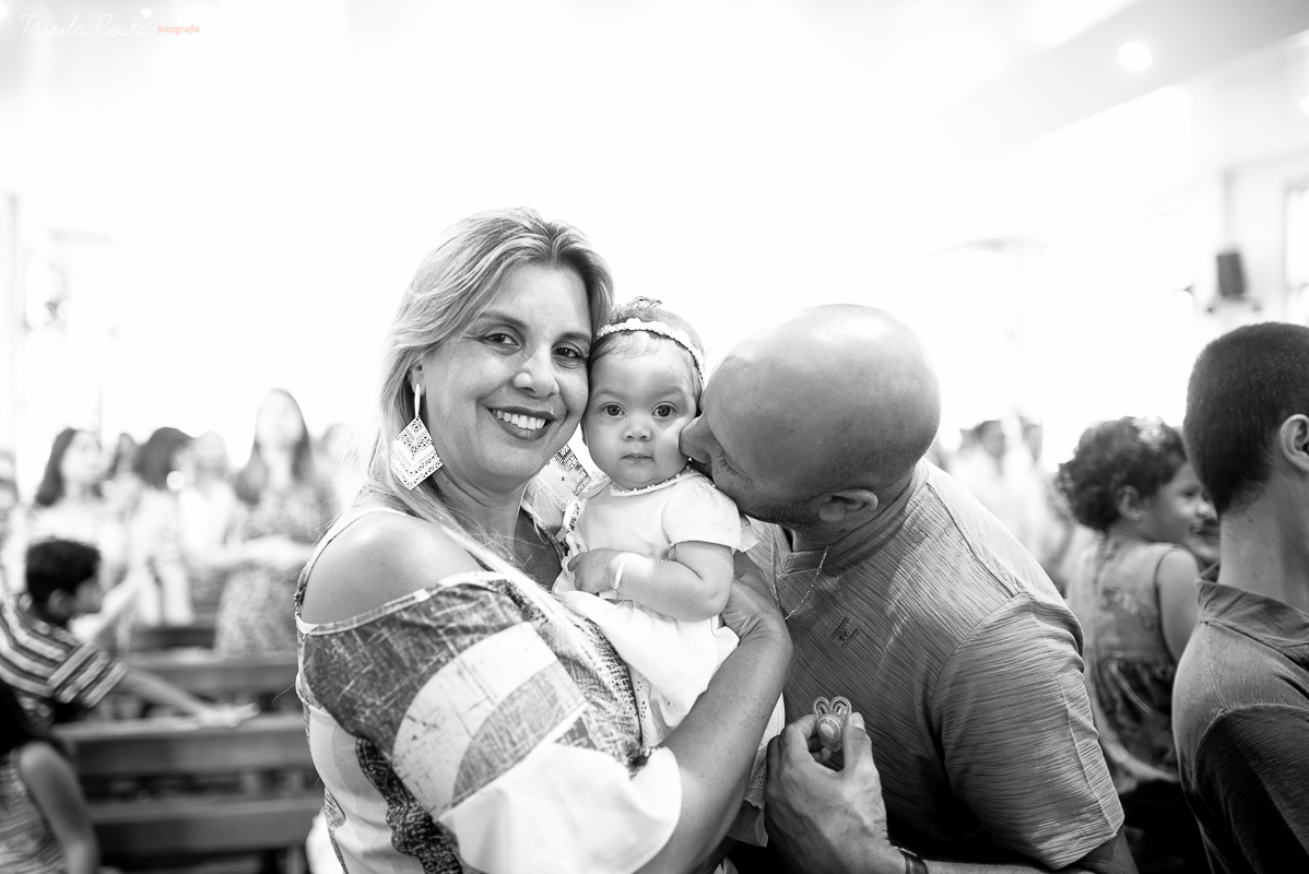 fotografia de batizado em vila velha es, fotos inesquecíveis e lindas do batizado, momento muito importante para toda a família, vestido para batizado lindo, decoração para almoço de batizado