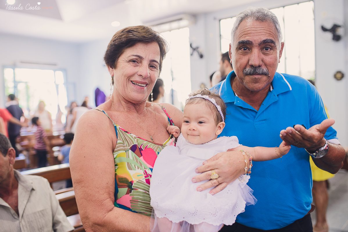 fotografia de batizado em vila velha es, fotos inesquecíveis e lindas do batizado, momento muito importante para toda a família, vestido para batizado lindo, decoração para almoço de batizado