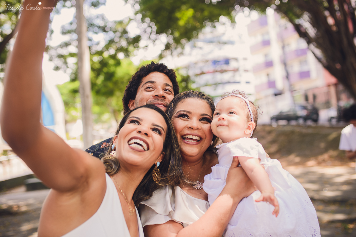 fotografia de batizado em vila velha es, fotos inesquecíveis e lindas do batizado, momento muito importante para toda a família, vestido para batizado lindo, decoração para almoço de batizado