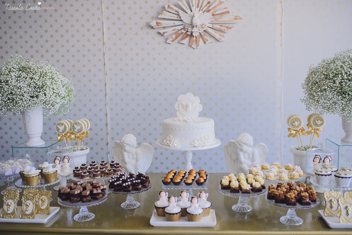 fotografia de batizado em vila velha es, fotos inesquecíveis e lindas do batizado, momento muito importante para toda a família, vestido para batizado lindo, decoração para almoço de batizado