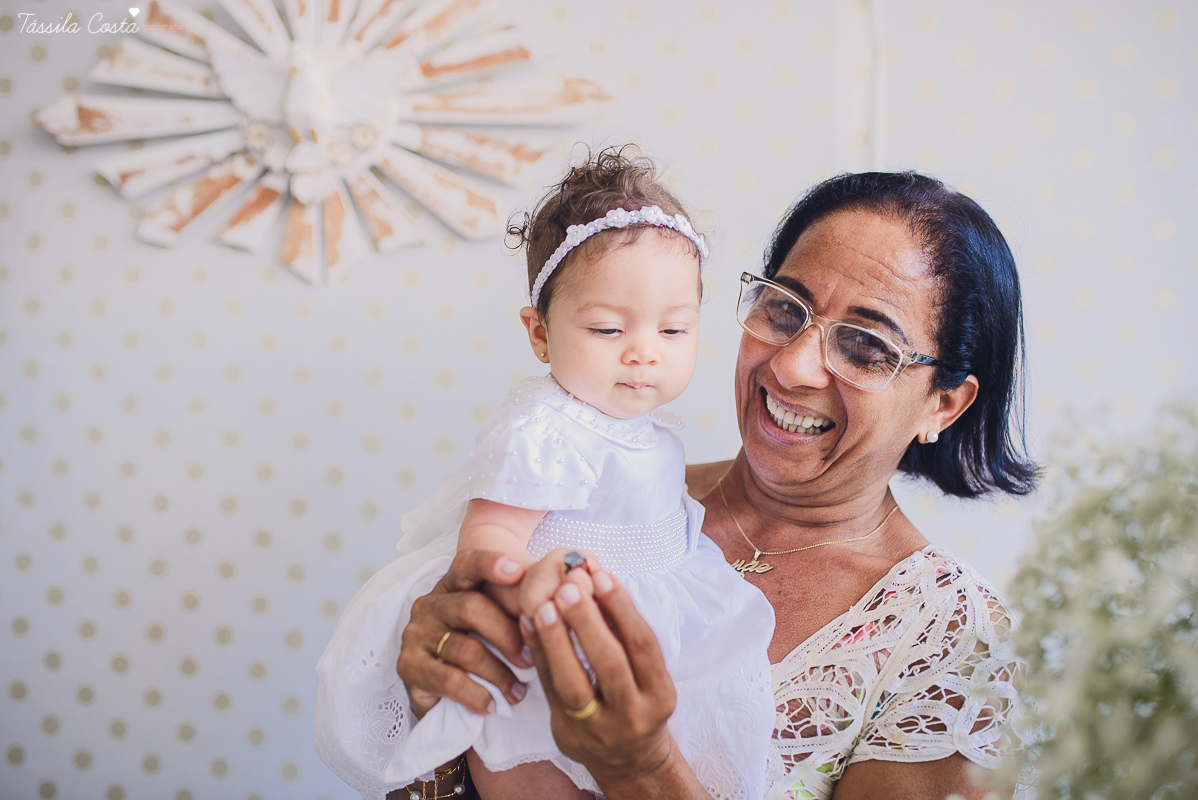 fotografia de batizado em vila velha es, fotos inesquecíveis e lindas do batizado, momento muito importante para toda a família, vestido para batizado lindo, decoração para almoço de batizado