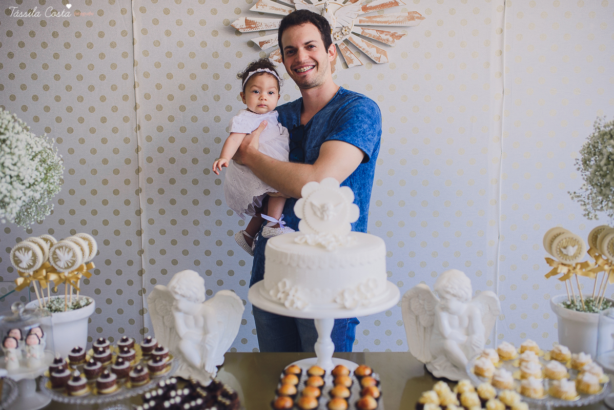 fotografia de batizado em vila velha es, fotos inesquecíveis e lindas do batizado, momento muito importante para toda a família, vestido para batizado lindo, decoração para almoço de batizado