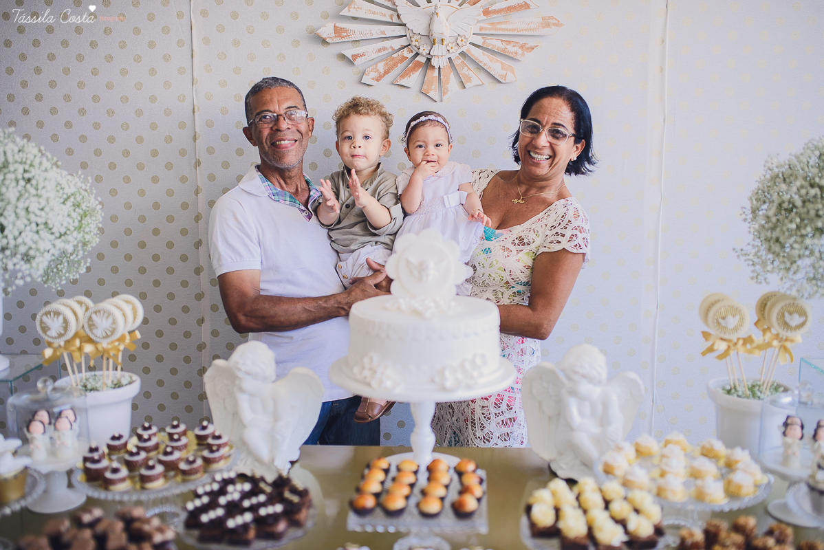fotografia de batizado em vila velha es, fotos inesquecíveis e lindas do batizado, momento muito importante para toda a família, vestido para batizado lindo, decoração para almoço de batizado