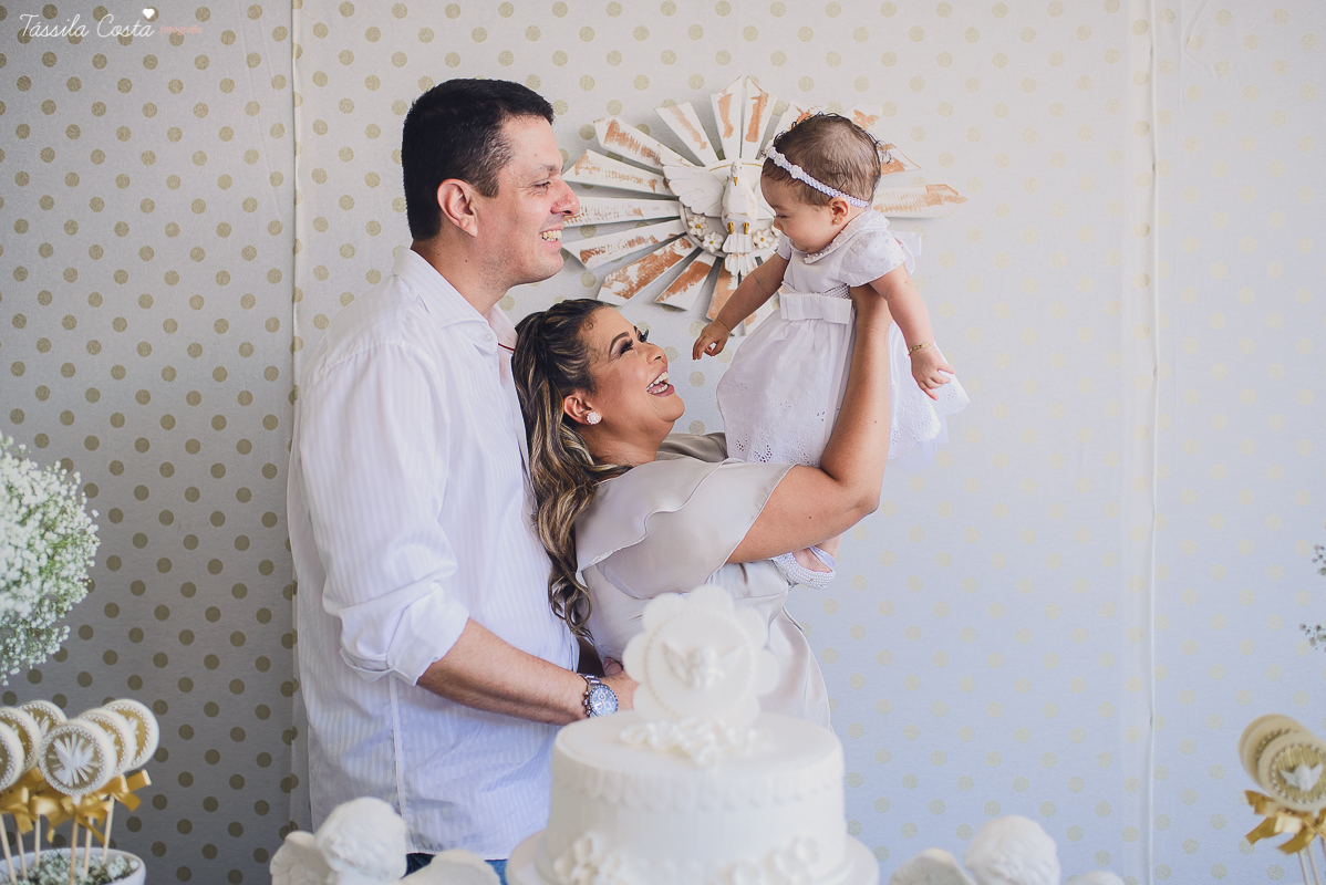 fotografia de batizado em vila velha es, fotos inesquecíveis e lindas do batizado, momento muito importante para toda a família, vestido para batizado lindo, decoração para almoço de batizado