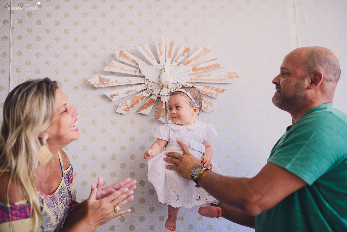 fotografia de batizado em vila velha es, fotos inesquecíveis e lindas do batizado, momento muito importante para toda a família, vestido para batizado lindo, decoração para almoço de batizado