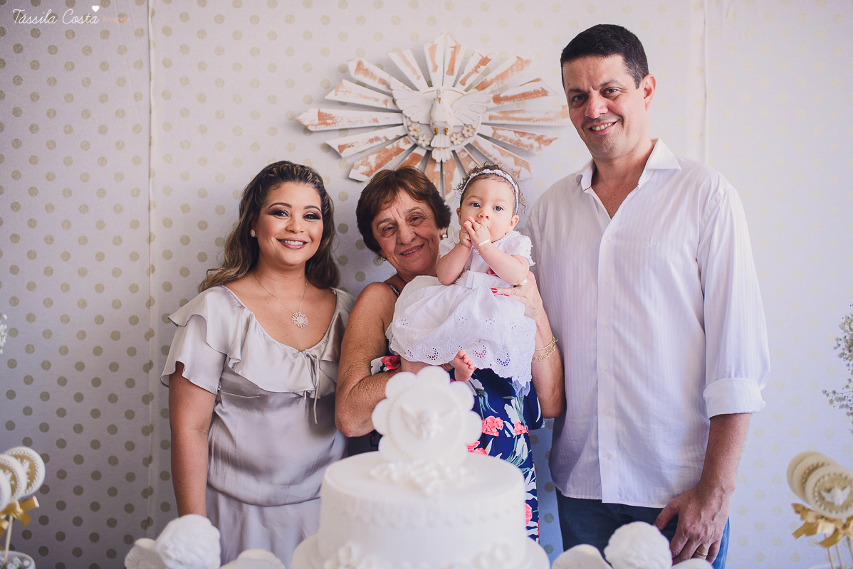 fotografia de batizado em vila velha es, fotos inesquecíveis e lindas do batizado, momento muito importante para toda a família, vestido para batizado lindo, decoração para almoço de batizado